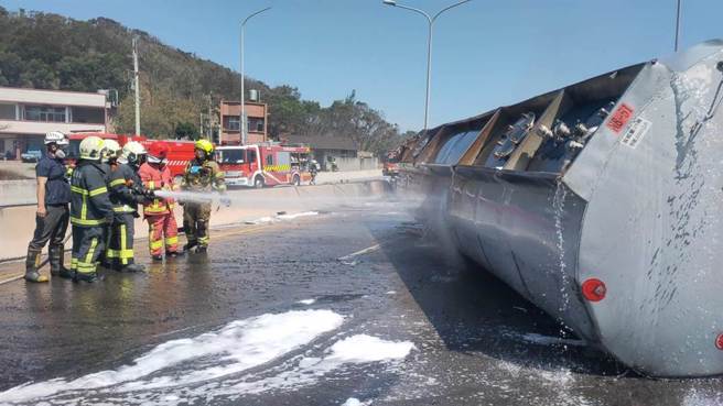 台61线苗栗县后龙镇北上112公里处发生载运甲醇槽车翻覆起火。（读者提供／谢明俊苗栗传真）