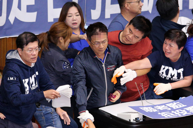 国民党立委赖士葆2020年时为阻挡陈菊出任监察院长，在衝突中被椅脚砸到，当场见血。（资料照／黄世麒摄）