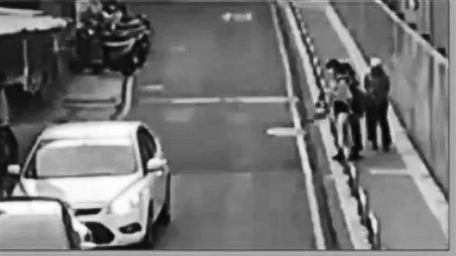 新北市有国中女学生下课回家时，在返家途中路遇64岁陈姓男子，结果对方尾随在女学生并出声威吓，吓得女学生赶紧加速返家；辖区警方获报后不敢大意，立即沿线调阅监视器追查，顺利找到精神不稳定的陈翁并带回侦办。(黄敬文翻摄)