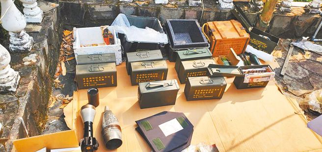 警方22日搜索罗姓男子位于桃园龟山的兵工厂，起出大批疑似军械，但查扣证物中有一把制式长枪从未被公开，也疑似为军警及海巡使用，目前秘密调查中。（翻摄照片／赖佑维桃园传真）