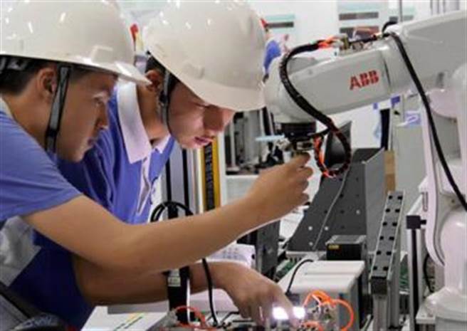 大陆技职教育招生规模连续4年超过普通大学。（观察者网）