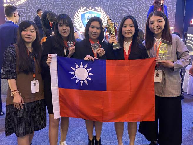 突尼西亚国际工程与科技节我国代表团合影。（科教馆提供）