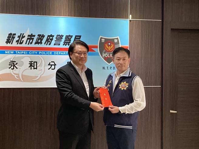 （左）内政部长林右昌今（23）日公开表扬永和分局同仁并给予鼓励；右为永和警分局侦查队长李志祥。（徐沛琪摄）