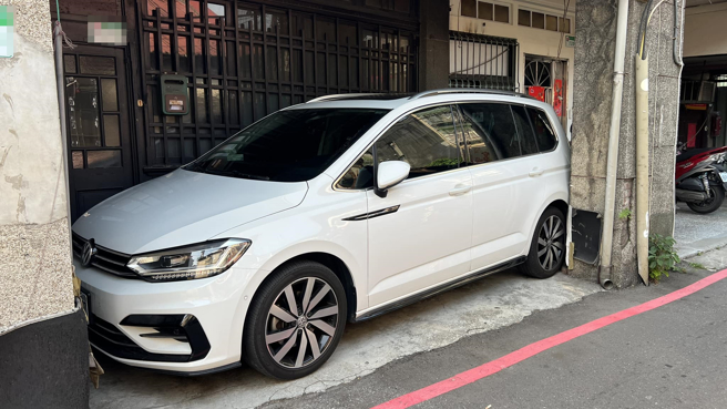 一名网友日前在北市迪化街发现一处平房门口停着「特技轿车」，该车车尾被被梁柱卡住，车头被墙壁挡住，整辆车几乎卡死在骑楼下。（翻摄自脸书「路上观察学院」）