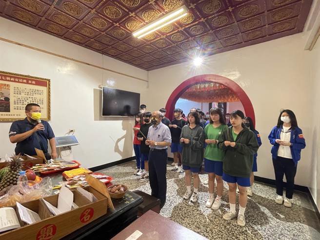 四技二专统一测入学测验将于4月29日登场，国立台东高商考生们至台东天后宫祈福。(国立台东高商提供／蔡旻妤台东传真)