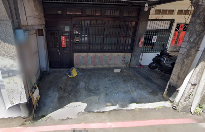 一名网友日前在北市迪化街发现一处平房门口停着「特技轿车」，该车车尾被被梁柱卡住，车头被墙壁挡住，整辆车几乎卡死在骑楼下。（翻摄自Google Map）