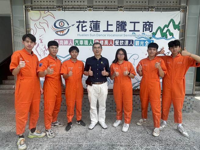 花莲上腾工商飞机修护科毕业生陈杰（左一）、陆竟亦（左二）、古凯翔（左三）、 朱景薇（右三）、黄仕杰（右二）、廖育颉（右一），顺利录取臺湾飞机维修公司产学合作实习生，开心的与代理校长游恩郎（中）合照。（上腾工商提供／罗亦晽花莲传真）