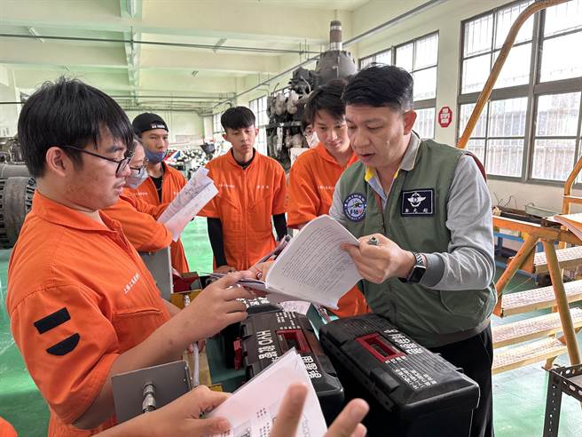 花莲上腾工商飞机修护科是东部罕见特色科系，替国内航太产业培养无数人才。（上腾工商提供／罗亦晽花莲传真）
