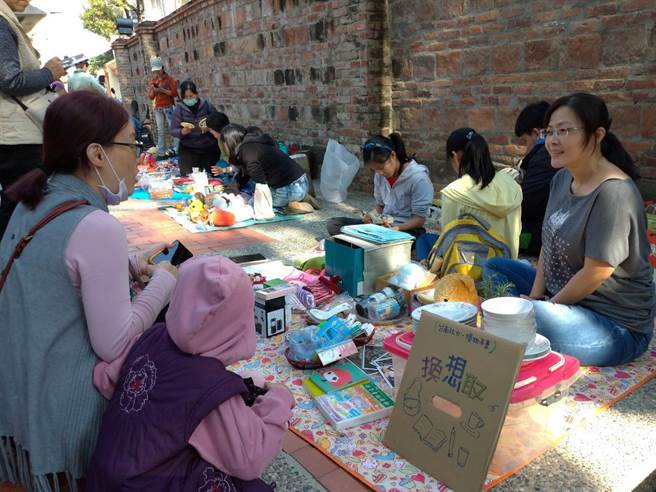 台南社大本周日举办「草地换物市集」，鼓励大家以交换取代购买。(台南社大提供／曹婷婷台南传真)