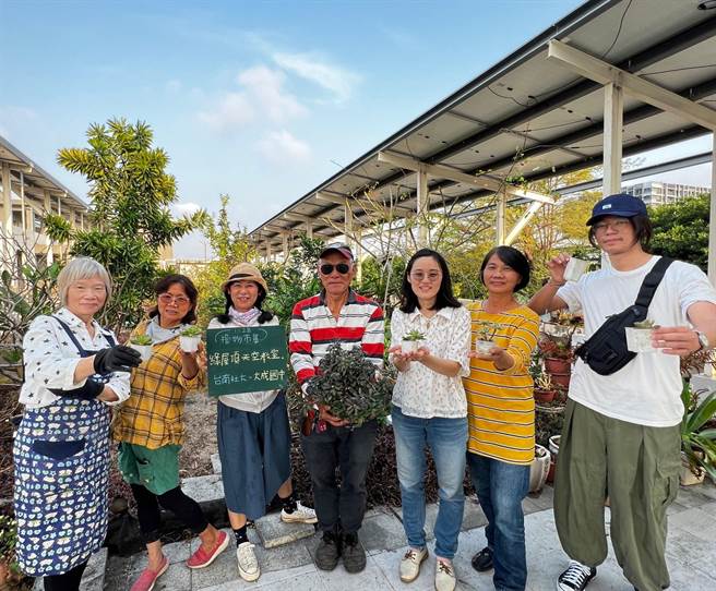 台南社大本周日举办「草地换物市集」，鼓励大家以交换取代购买，今年新增为流浪植物找到下一个家。(台南社大提供／曹婷婷台南传真)