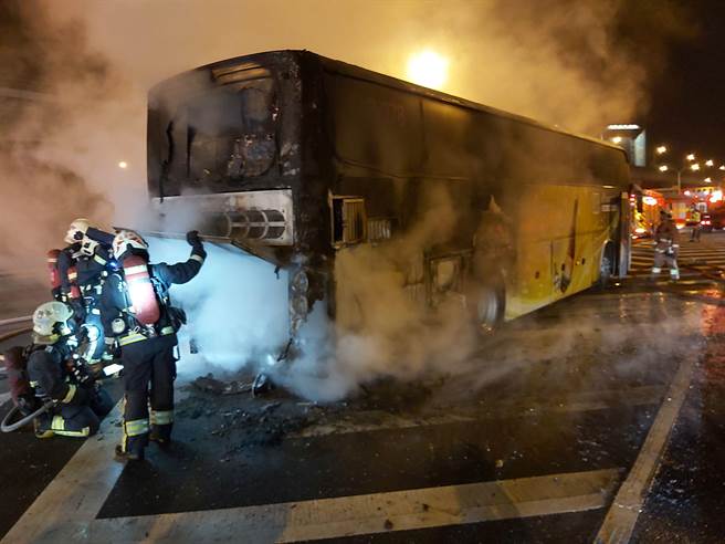 开到一半突然火烧车，有客运在昨(22)日晚间11时38分许行经国道一号北向泰山路段时，突然发生火烧车事故，所幸当时车上并未载送乘客，司机发现车辆异常时也即时逃离，没有造成人员伤亡。(黄敬文翻摄)