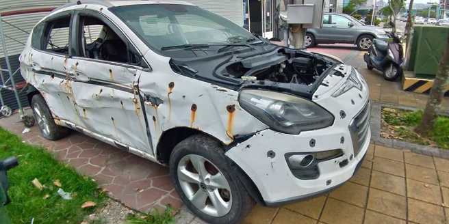 一名网友日前在路边空地发现一台布满弹孔的轿车，笑说「在台中看到中弹报废车也是很合理！」随即引起讨论。（翻摄自脸书「路上观察学院」）