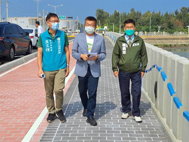 蔡其昌7年来担任立法院副院长任内，透过副院长身分，从中央争取大笔经费回来海线建设，争取海线乡亲支持再连任。(陈世宗摄)