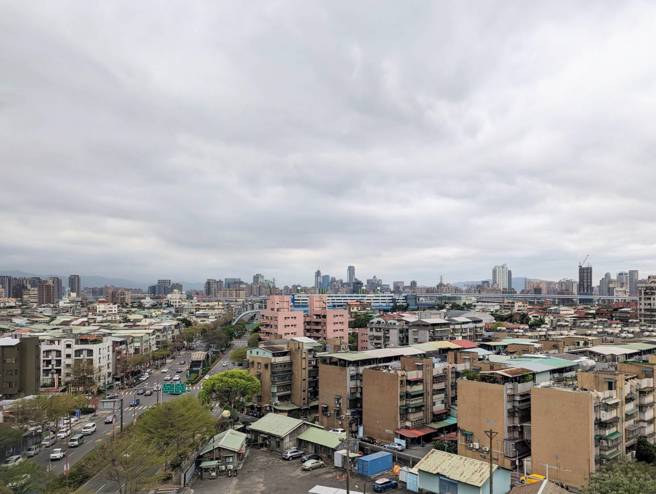 大台北地区午后突现强阵风，瞬间8级威力不输颱风。（王嘉庆摄）