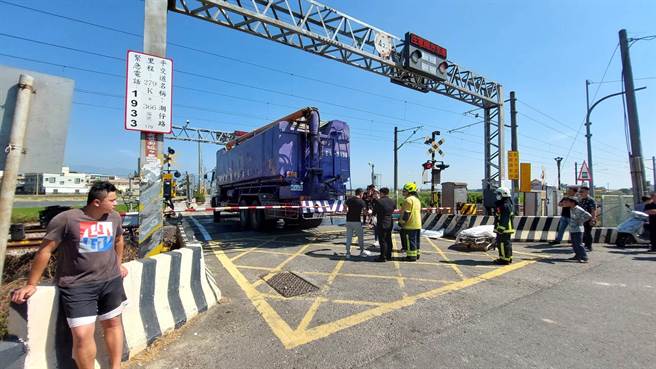 嘉县大林镇铁路平交道传死亡意外，大货车与机车撞击，女机车骑士当场死亡。（民眾提供）