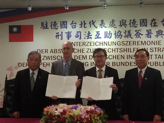 法务部推动「司法外交」有成 今与德国签署刑刑事司法互助协议（左起外交部次长田中光、德国国在台协会处长许佑格、德国台北代表处大使谢志伟、法务部长蔡清祥）（陈志贤摄）