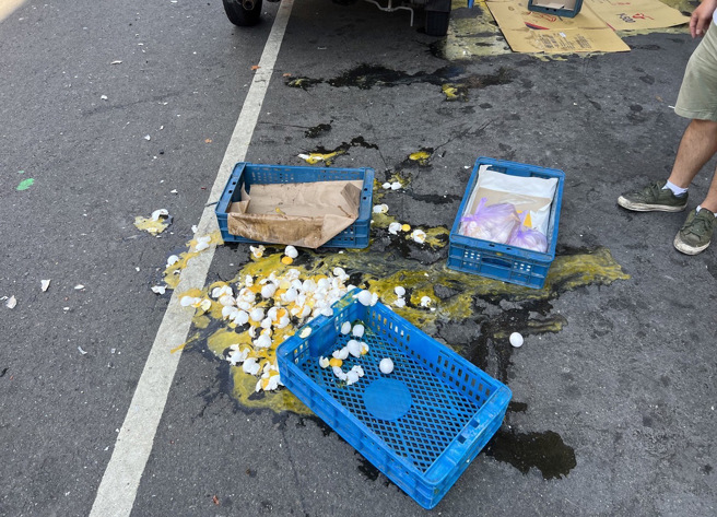 一辆载运鸡蛋货车遭撞，车上18蓝约3600颗鸡蛋全部毁损。(林雅惠翻摄/警方提供)