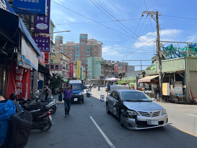 一辆载运鸡蛋货车遭撞，车上18蓝约3600颗鸡蛋全部毁损。(林雅惠翻摄/警方提供)