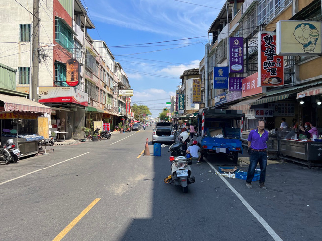 一辆载运鸡蛋货车遭撞，车上18蓝约3600颗鸡蛋全部毁损。(林雅惠翻摄/警方提供)