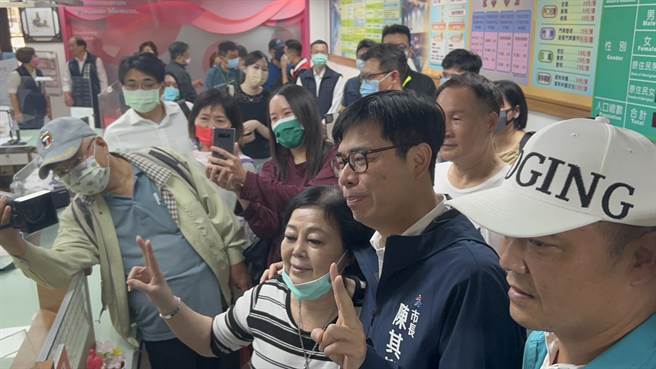 妇人拥抱完后与陈其迈合影纪念。（崔正纲摄）