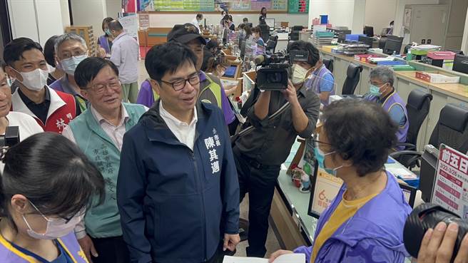 高雄市长陈其迈视察全民普发现金谘询服务柜台。（崔正纲摄）