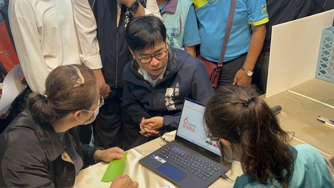 高雄市长陈其迈视察全民普发现金谘询服务柜台，提醒长辈们要小心诈骗。（崔正纲摄）