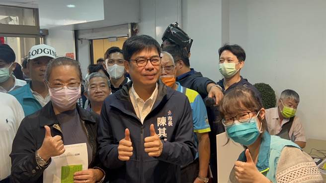 高雄市长陈其迈视察全民普发现金谘询服务柜台。（崔正纲摄）