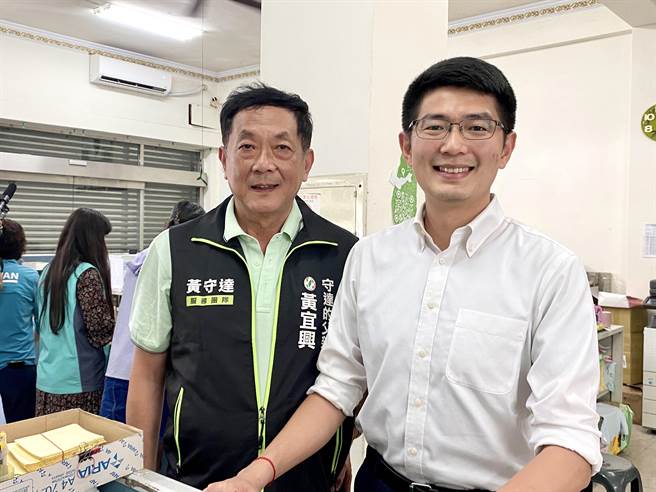 台中市议员黄守达今天下午由父亲陪同前往民进党台中市党部登记参加第六选区立委初选。（张亦惠摄）
