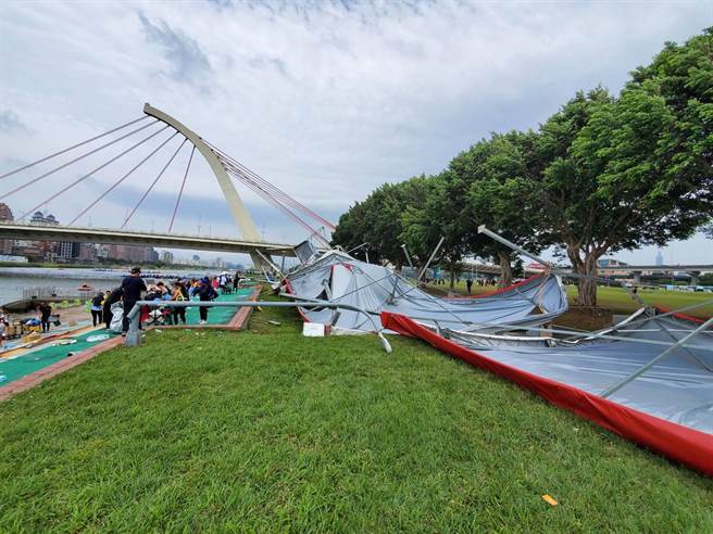 下午北市迎风河滨公园强风袭来，吹垮原住民运动会的工作帐篷，压伤1名女子，竞舟赛喊卡。（民眾提供）