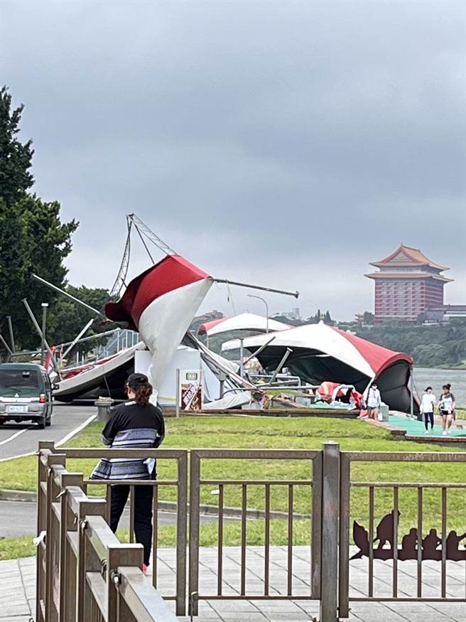 下午北市迎风河滨公园强风袭来，吹垮原住民运动会的工作帐篷，压伤1名女子，竞舟赛喊卡。（民眾提供）