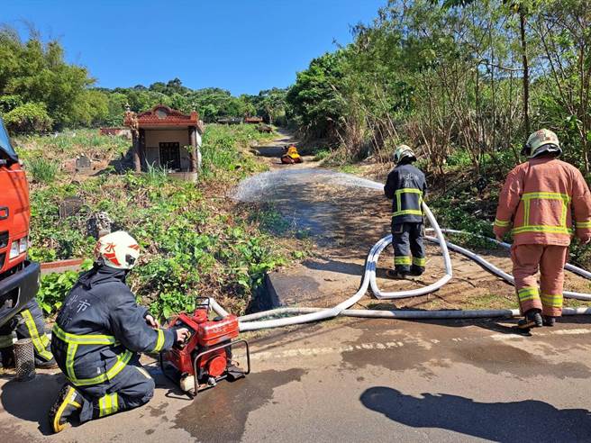 由于清明连假期间民眾扫墓时，燃烧纸钱易引起墓地火灾，往年这段时间是墓地火警的高峰期，新北市第三消防大队在23日上午展开墓地火灾抢救演练，以期快速扑灭火警并保护民眾人身安全。(黄敬文翻摄)