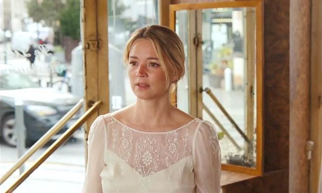 爱菲亚在片中分饰6角，把男主角迷得团团转。（海鹏提供）