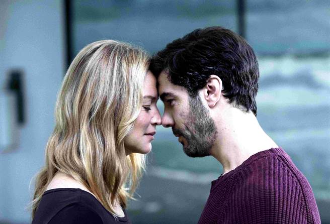 爱菲亚（左）与塔哈拉辛共谱爱情电影《唐璜罗曼死》。 （海鹏提供）