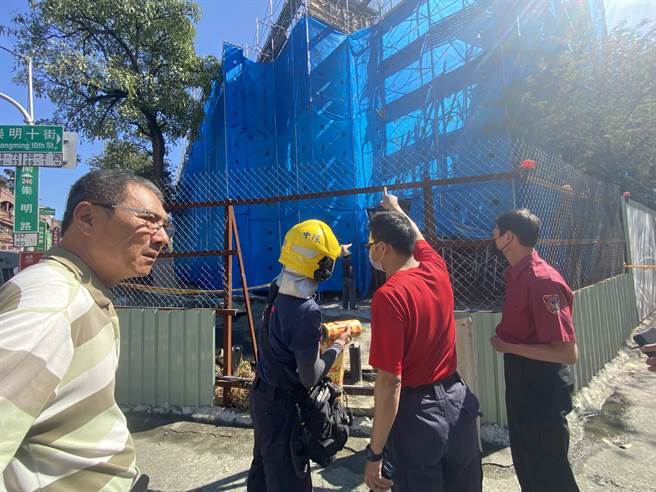 台南市立文化中心立体停车场传出工安事故，交通局也已当场勒令工地停工。(曹婷婷摄)