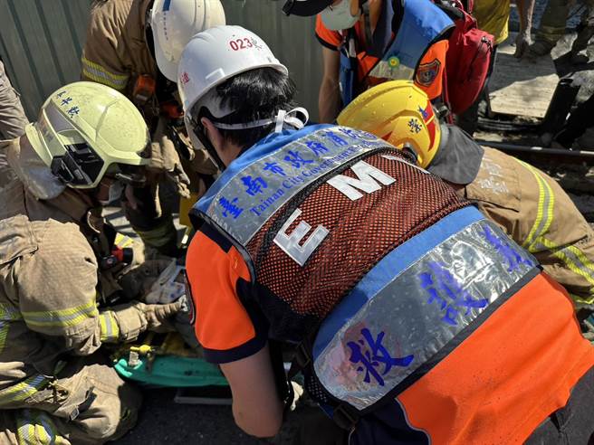 南市消防人员救出受困的女工人。(读者提供／曹婷婷台南传真)