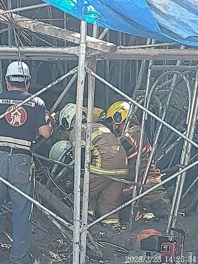 南市消防人员救出受困的女工人。(读者提供／曹婷婷台南传真)