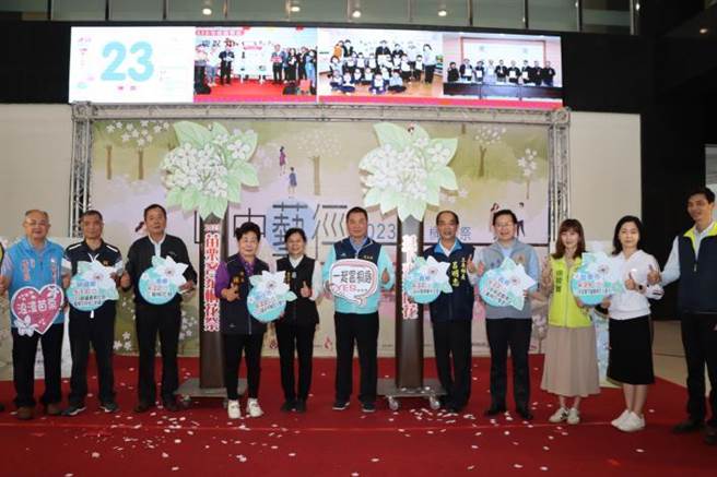 苗栗县长锺东锦等人共同推广桐花祭。（苗栗县政府提供／李京升苗栗传真）