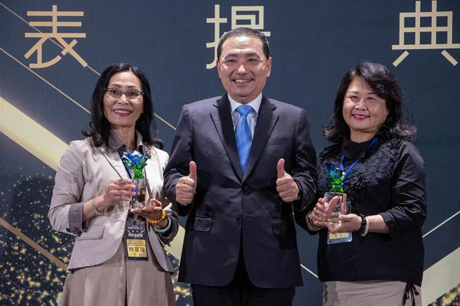 新北市社会局今举行「绩优社工暨社政人员表扬典礼」，有132位社福人员获得新北市长侯友宜表扬，侯友宜表示，「这个奖项照道理是要国家元首来完成」，台湾需要的力量不是政治，而是爱、包容、关怀。（实习记者徐澜摄）