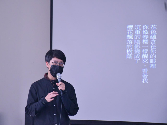 杨老师引用芥川龙之介的名句「删除我一生中的任何一个瞬间，我都不能成为今天的自己」，并告诉同学们「使你成长的黑暗也是一种礼物」，不要害怕受伤，要正视它、经歷它到度过它。(照片/南华大学提供)