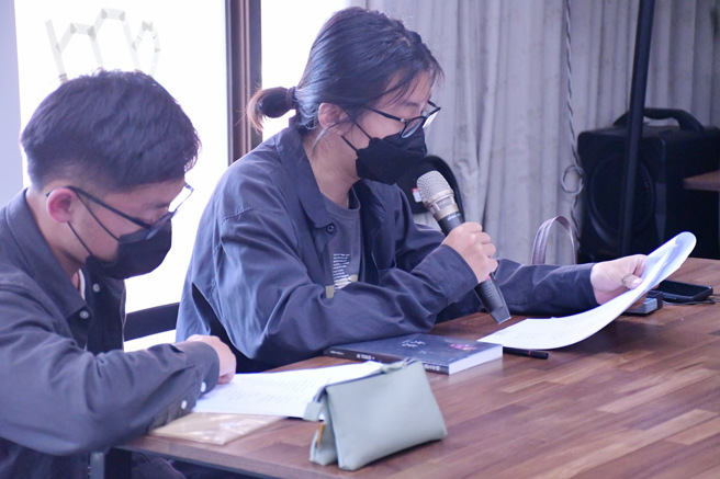 学员们进行「以单字化成图像」的猜字游戏，当我们为文字赋予了想像与比喻，会让一个字有了新的意义、诠释，进而创造出新的价值，勉励同学发挥自己的想像。(照片/南华大学提供)