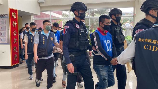 經警深入追查，共逮32人到案，展現痛擊黑幫的決心；圖為人犯現場解送。（徐沛琪攝）