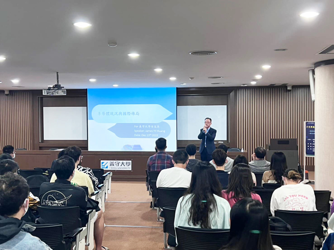 环球晶圆中德分公司副总黄耀毅，前进义守大学分享工作经验，鼓励语文学院学子跨域学习，实现更精彩未来。(照片/义守大学提供)