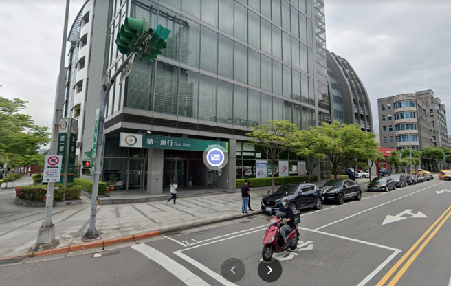 台北市内湖区新湖三路第一银行外路旁发生一起重大抢劫案。一名民眾领完大笔巨款步出银行时，遭持辣椒水抢匪当街行抢，据悉遭劫走数百万元。（翻摄自Google街景）