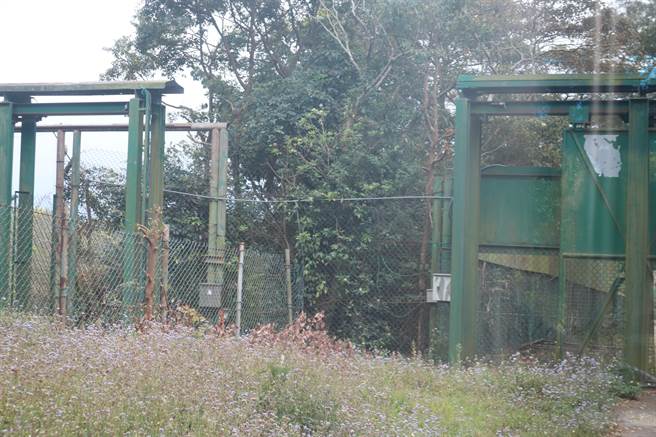 要进入六福村肉食动物区须经过许多道电动门，先通过缓衝区，才会进到展场。（邱立雅摄）