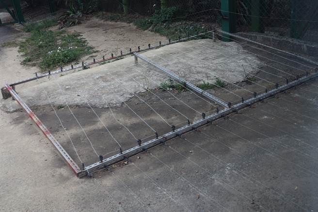 六福村在野生动物区域设置许多电网，连地面都铺设。（邱立雅摄）