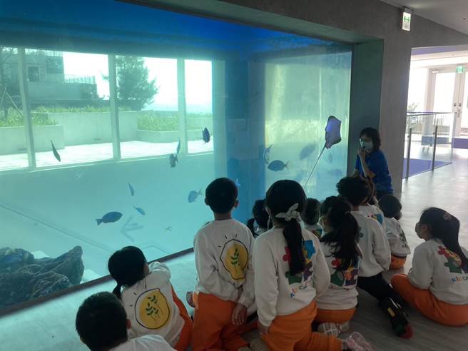 小朋友聆听导览人员介绍海洋生物。（基隆市政府提供／徐佑升基隆传真）