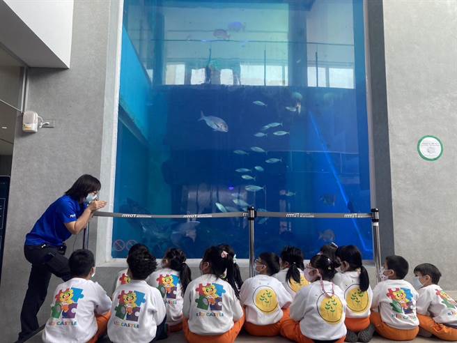 小朋友聆听导览人员介绍海洋生物。（基隆市政府提供／徐佑升基隆传真）