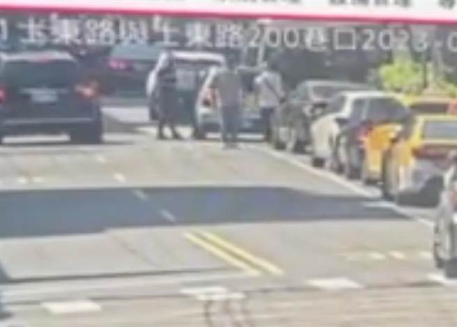 潘姓男子乘坐灰色轿车将王姓女子推上车。（翻摄画面）