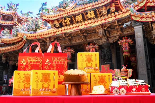 六角国际宣布春上布丁蛋糕X镇澜宫联名款蛋糕，限量赠送「大甲妈保庇提袋」。（六角提供）