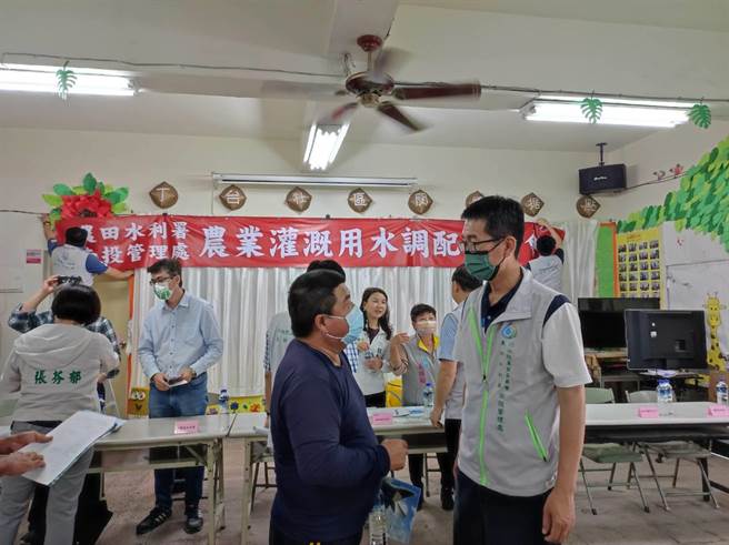台中雾峰农田日前传出缺水危机，为因应吃紧水情，目前农田採分区轮流灌溉，农田水利署南投管理处23日邀集农民在丁台社区活动中心举行说明会。（台中市议员张芬郁提供／潘虹恩台中传真）